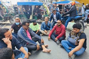 কুষ্টিয়ায় সংবাদ সংগ্রহকালে সাংবাদিকের উপর হামলার প্রতিবাদে মানববন্ধন ও বিক্ষোভ সমাবেশ